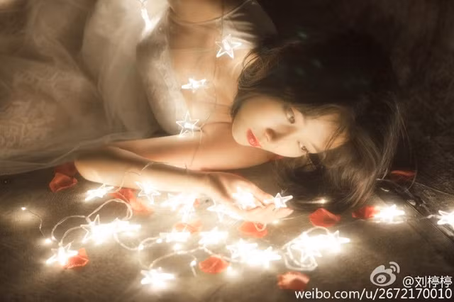 Với đam mê nghệ thuật, Đình Đình luôn giữ thần thái biểu cảm vô cùng đặc sắc. Lợi thế sẵn có về ngoại hình kết hợp với sự rèn luyện giúp cô gái trẻ trở thành chủ nhân của rất nhiều bộ ảnh độc đáo và sáng tạo, tạo ra ấn tượng sâu sắc cho người xem.