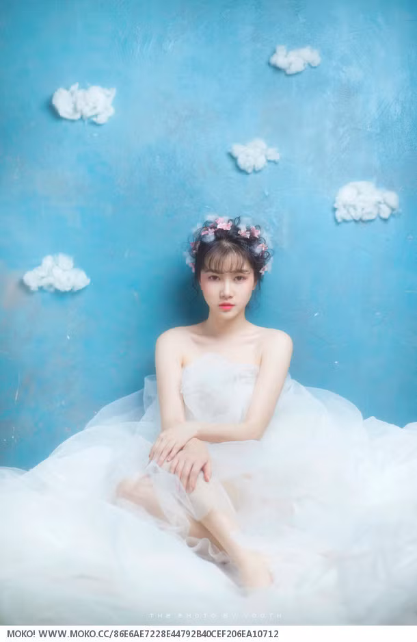 Lưu Đình Đình sinh năm 1991, hiện đang là sinh viên Học viện Điện ảnh và Truyền hình Nghệ thuật. Được biết, trước đây cô gái xinh đẹp này là cựu sinh viên của trường Đại học Sư phạm Liêu Ninh.