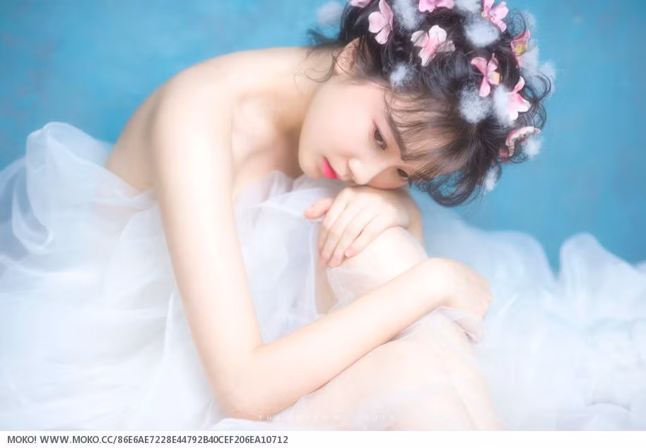 Cư dân mạng bắt đầu để ý tới cô gái sở hữu vẻ đẹp tựa thần tiên này sau khi đăng tải công khai những bộ ảnh được thực hiện hết sức công phu và đạt tới độ hoàn mỹ của mình.