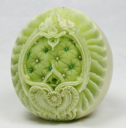 Tỉa hoa quả không phải công việc đơn giản như nấu ăn mà nó đòi hỏi người thực hiện có con mắt thẩm mỹ, đôi tay khéo léo và các kỹ năng sử dụng dao tỉa thuần thục.