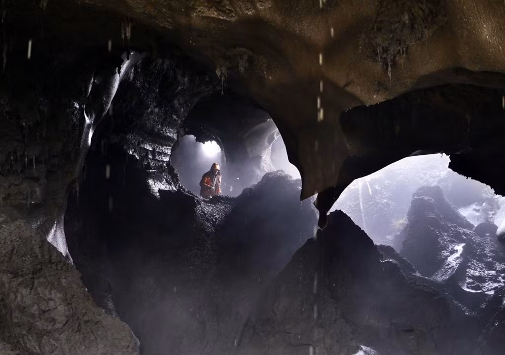 Những người săn ngà voi đến vùng khai thác vào mùa hè, nơi những bộ xương của voi ma mút được chôn vùi sâu dưới lớp băng vĩnh cửu cả nghìn năm.