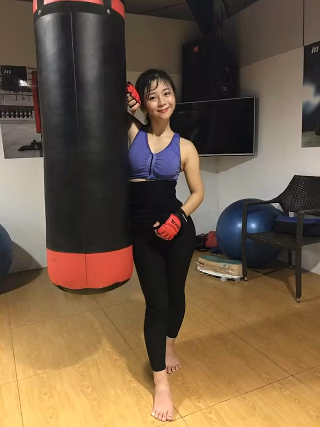 Theo Hậu kể, từ ngày nhỏ đã yêu thích các bộ phim của Lý Tiểu Long, nên đặc biệt thấy hứng thú với côn nhị khúc. Cũng vì thế, khi bắt đầu học võ là Hậu đã học luôn cả côn nhị khúc và hiện tại sử dụng khá thành thạo.