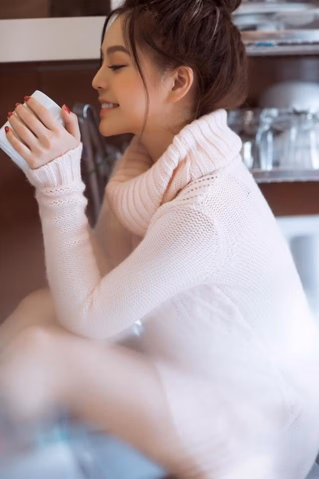 Dù số tiền kiếm được không nhiều, thế nhưng cô bạn vẫn cố gắng dành dụm phụ giúp bố mẹ chút ít và mua sắm cho mình những vật dụng làm đẹp cần thiết.