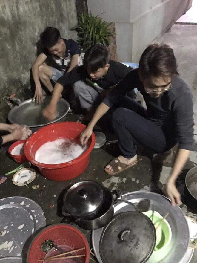 Bên cạnh những bức ảnh, nickname Thanh NT còn chia sẻ dòng trạng thái: "Ngày cưới của anh nhà bác mình và đây là đội quân rửa bát các bạn ạ. Các cô các thím nhà mình thì cứ ngồi uống nước, dọn mâm rửa bát đã có các anh này."