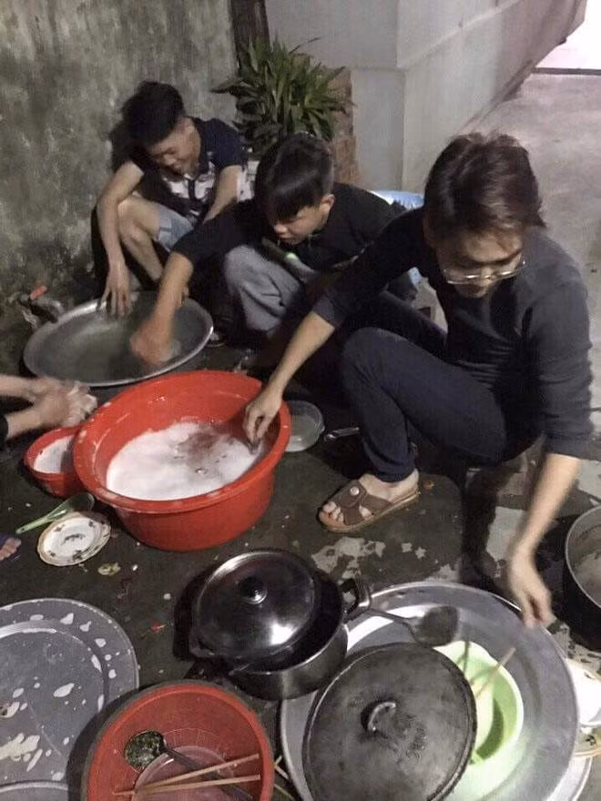 Bên cạnh những bức ảnh, nickname Thanh NT còn chia sẻ dòng trạng thái: "Ngày cưới của anh nhà bác mình và đây là đội quân rửa bát các bạn ạ. Các cô các thím nhà mình thì cứ ngồi uống nước, dọn mâm rửa bát đã có các anh này."