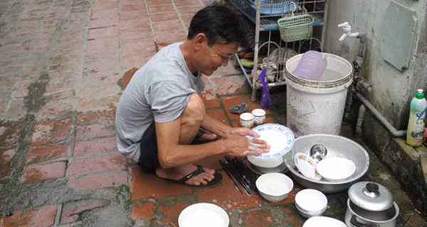 Nickname H.M chia sẻ: "Nhìn đống bát nhiều thế thôi nhưng mà vừa làm vừa tám câu chuyện là loáng 1 cái xong hết núi bát đũa. Các anh em làm việc này trông dễ thương ghê".