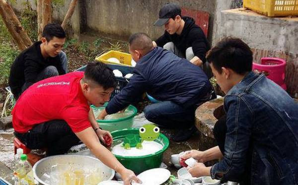 Dù có nhiều bình luận đa chiều được CĐM đưa ra nhưng nhìn chung công việc rửa bát không quá nặng nhọc với các anh em. Đặc biệt khi nó được các bạn đồng giới san sẻ.