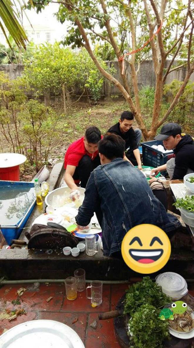 Mới đây, những hình ảnh được dân mạng có nickname Thanh NT đăng tải trên MXH, chia sẻ về khoảnh khắc một nhóm đàn ông rửa bát sau khi ăn cỗ đám cưới ở Thái Bình đã nhanh chóng được chú ý và tranh luận sôi nổi từ CĐM.