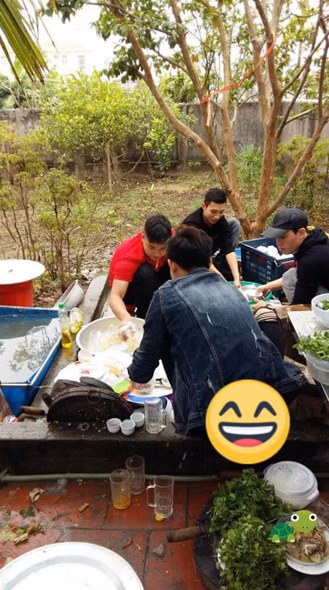 Mới đây, những hình ảnh được dân mạng có nickname Thanh NT đăng tải trên MXH, chia sẻ về khoảnh khắc một nhóm đàn ông rửa bát sau khi ăn cỗ đám cưới ở Thái Bình đã nhanh chóng được chú ý và tranh luận sôi nổi từ CĐM.