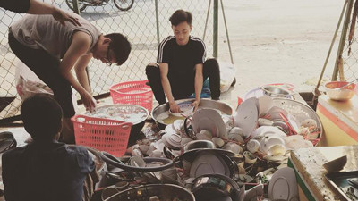 Tuy nhiên, vẫn có một số quan điểm cho rằng việc rửa bát, bếp núc là chuyện của các chị em. Nhìn những hình ảnh, đấng mày râu sắn tay lên để rửa bát trông có phần hơi "bất hạnh".