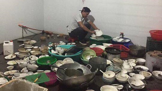 Bên cạnh đó, cũng không ít người khoe rằng chuyện đàn ông rửa bát xưa nay không phải hiếm càng khiến hội chị em "rần rần" thích thú. Nhiều anh chàng còn hào hứng chia sẻ rằng bản thân có sở thích rửa bát, không ngại chuyện vào bếp để giúp đỡ bạn gái hay gia đình mình.