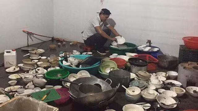 Bên cạnh đó, cũng không ít người khoe rằng chuyện đàn ông rửa bát xưa nay không phải hiếm càng khiến hội chị em "rần rần" thích thú. Nhiều anh chàng còn hào hứng chia sẻ rằng bản thân có sở thích rửa bát, không ngại chuyện vào bếp để giúp đỡ bạn gái hay gia đình mình.