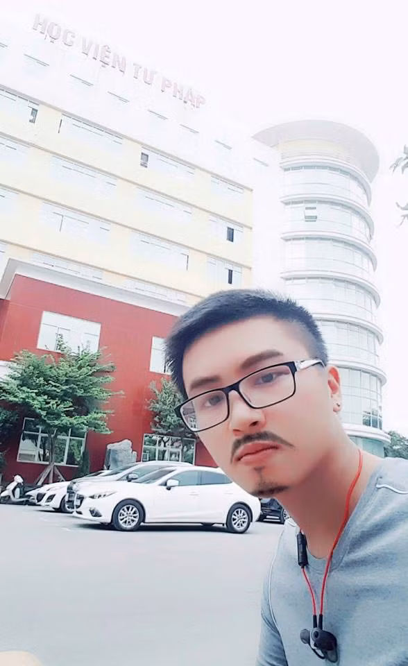 Thành Lộc bắt đầu tham gia sản xuất các clip để đăng trên Youtube từ năm 2015, sau 1 năm chinh chiến, cậu bạn 9X này đã được nút bạc từ mạng xã hội dành cho clip này.