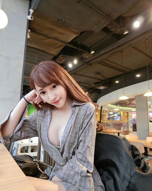 Li Yizhen tốt nghiệp chuyên ngành điều dưỡng tại Đại học Chang Gung Keda, hiện là y tá tại bệnh viện Bệnh viện Đại học Quốc gia Đài Loan.