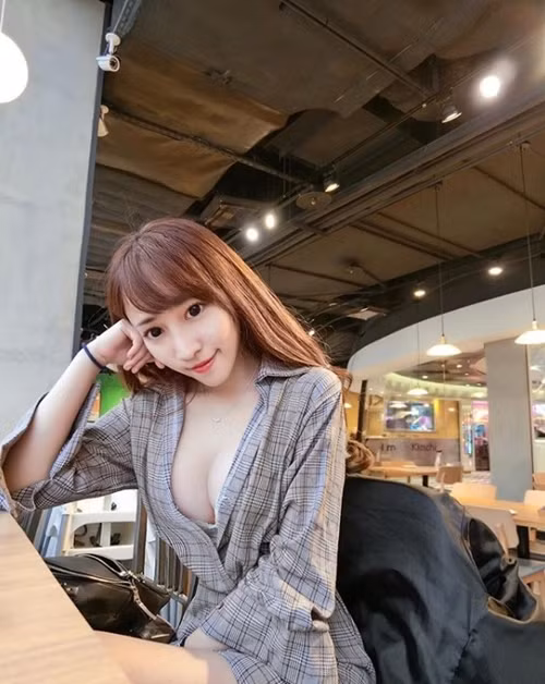 Li Yizhen tốt nghiệp chuyên ngành điều dưỡng tại Đại học Chang Gung Keda, hiện là y tá tại bệnh viện Bệnh viện Đại học Quốc gia Đài Loan.