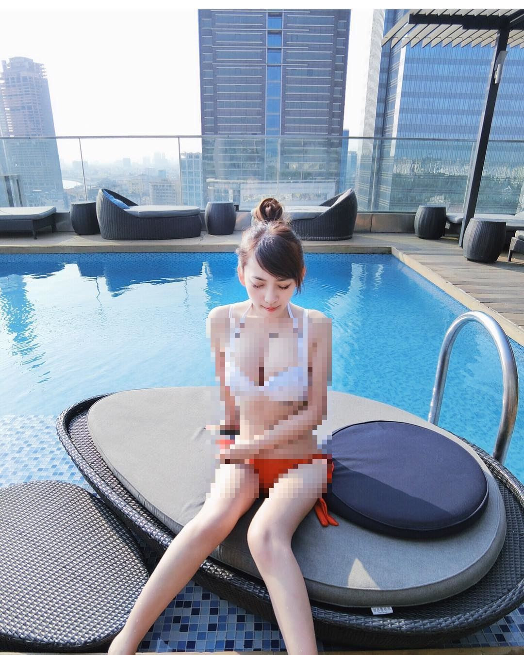 Ngoài những lời tán dương về sắc vóc trên trang cá nhân, nữ y tá 9X cũng nhận được một số lời mời làm mẫu cho các thương hiệu về công nghệ, làm đẹp…