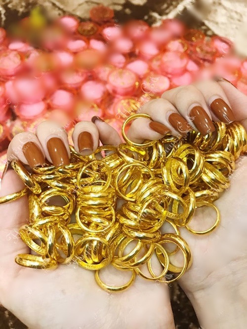 Thật khó tin nhưng cô gái đã đăng tải đoạn video lên trang cá nhân, thậm chí còn phải lấy máy đếm tiền để đếm vì quá nhiều. Nhìn cảnh tượng cô gái trẻ Sài Gòn ngồi giữa đống tiền mệnh giá 500.000 VNĐ mới cứng, phẳng tít tắp làm ai cũng phải ghen tỵ.