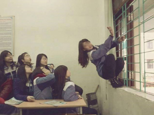 Hình ảnh những cô nữ sinh leo trèo bám vào cửa sổ để chụp ảnh trên không còn quá xa lạ với cộng đồng