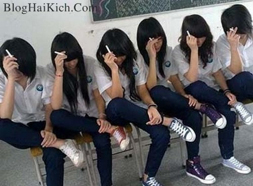 Hình ảnh những cô nữ sinh túm năm tụm ba ngoài cổng những trường học, tay cầm bật lửa châm điếu thuốc phì phò trở nên rất phản cảm.