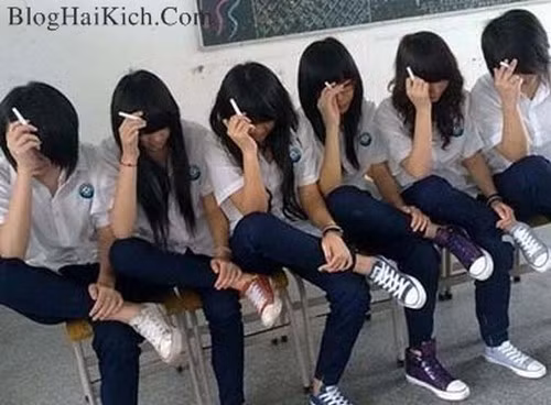 Hình ảnh những cô nữ sinh túm năm tụm ba ngoài cổng những trường học, tay cầm bật lửa châm điếu thuốc phì phò trở nên rất phản cảm.