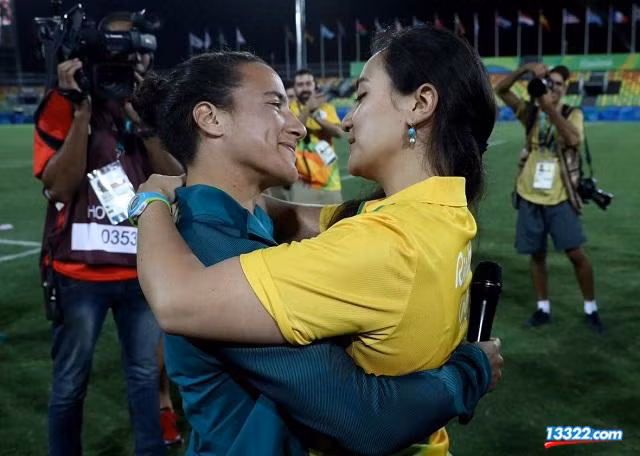 Trước đó, SVĐ ở Rio de Janeiro như bùng nổ khi chứng kiến màn cầu hôn đồng tính ngọt ngào của một nữ quản lý tên Marjorie Enya với cầu thủ đội bóng bầu dục nữ là Isadora Cerullo.