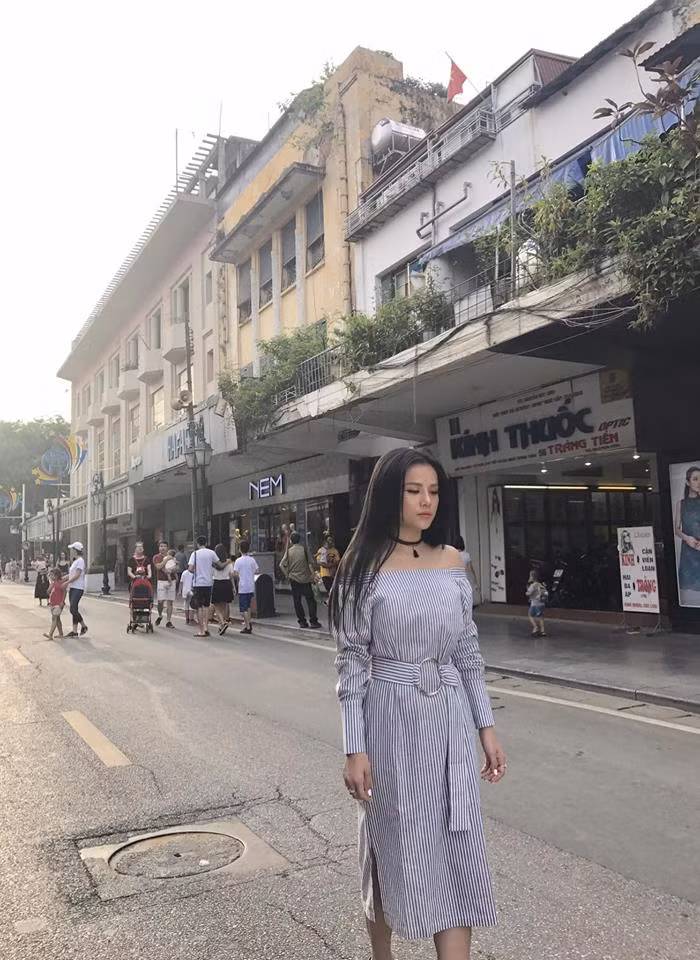 Thương Võ có gương mặt ưa nhìn, thân hình nóng bỏng, quyến rũ.