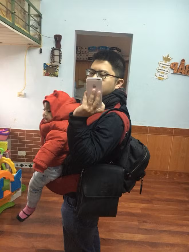 Bức ảnh bố sấy tóc cho con gái hay bố địu con cùng đi làm là những hình ảnh nhanh chóng thu hút sự chú ý trên các diễn đàn mạng vì biểu cảm thú vị của cô bé và hành động thân thương của người bố.