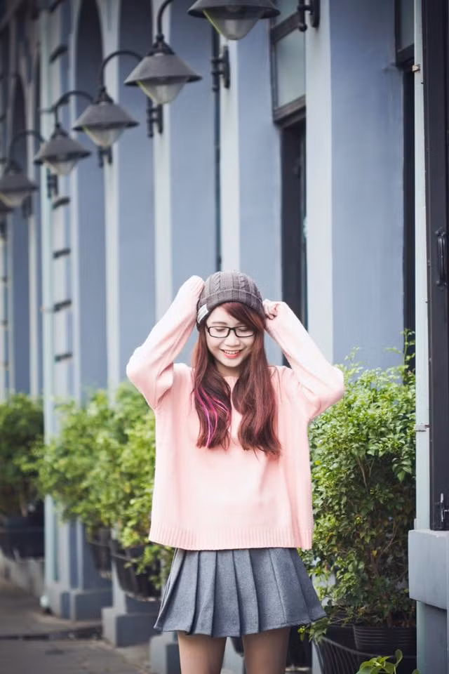 Thời gian qua, cư dân mạng xã hội đã bị cô vlogger 9X trẻ trung xinh đẹp là Trần Ngọc Thanh Thanh mê hoặc không chỉ bằng những lý lẽ đanh thép mà còn bằng độ xinh đẹp "khủng khiếp" của cô gái này.