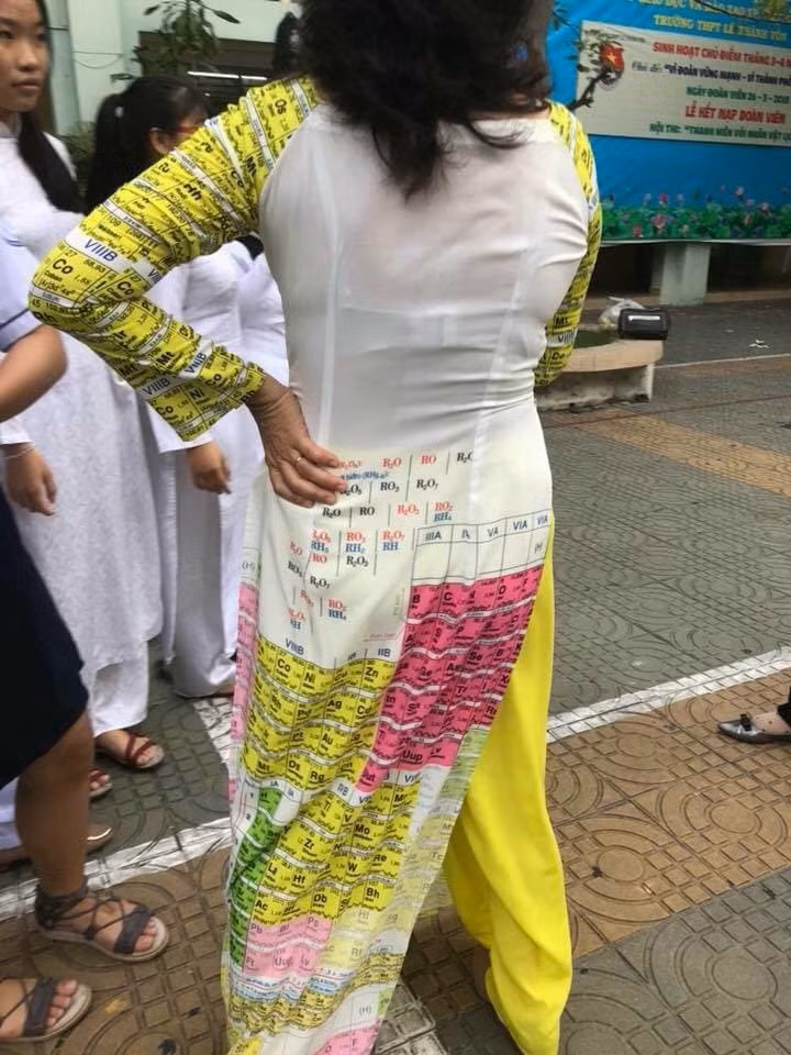 Mới đây, trên mạng xã hội bất ngờ xuất hiện nhiều hình ảnh ghi lại cảnh các thầy, cô giáo mặc áo dài có in bảng tuần hoàn các nguyên tố hóa học, bìa sách môn văn khiến cư dân mạng thích thú và chia sẻ rần rần.