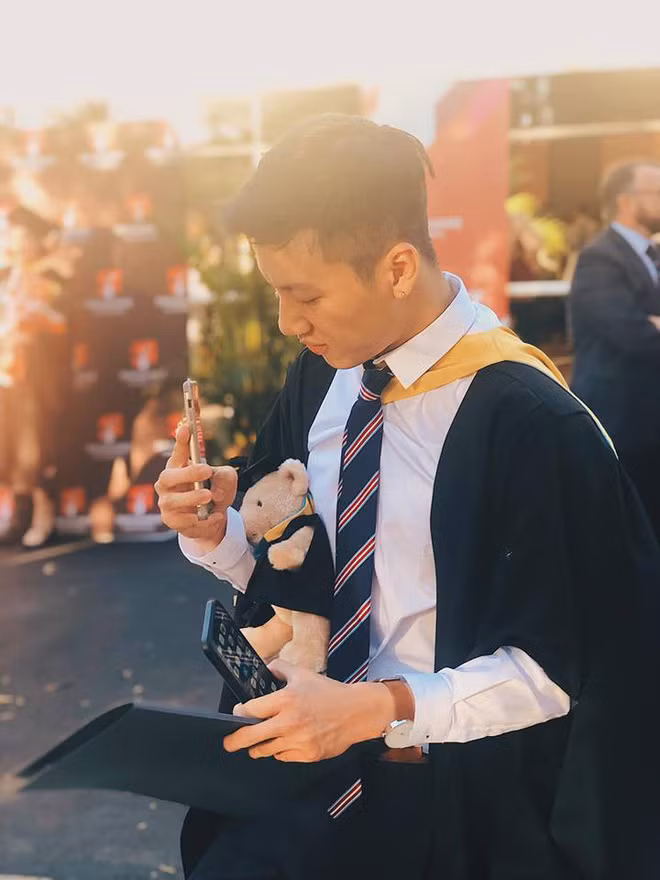 Chia sẻ lý do đã đưa mình đặt chân đến Australia mà không phải là các nước như Anh hay Mỹ, thầy giáo cho hay: "Lý do thứ nhất, là mình nghĩ Úc gần hơn Mỹ hay Anh, hoặc các nước ở phương Tây, khi nào có kỳ nghỉ hè thì mình bay về thăm nhà cũng sẽ nhanh hơn. Lý do thứ 2, lúc đó crush của mình đang học ở Sydney, nên mình quyết định… qua Úc luôn."