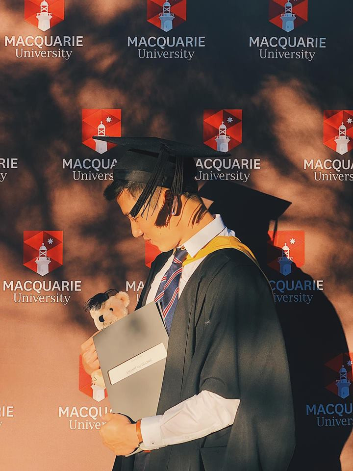 Theo tìm hiểu của dân mạng, chàng thầy giáo điển trai gây sốt mạng những ngày qua có tên là Dương Khánh Vũ. Anh chàng này bắt đầu được nhiều người biết tới khi bỗng dưng xuất hiện trong một đoạn clip trên giảng đường.