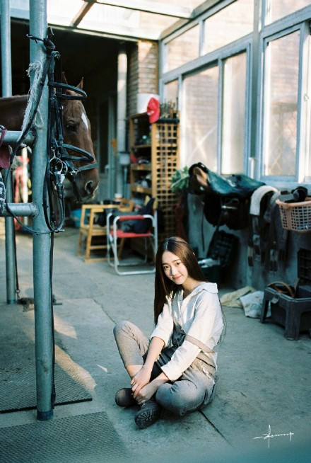 Vẻ xinh đẹp tinh khôi của cô hot girl nông thôn được nhiều người đánh giá rằng chẳng kém gì các "ngọc nữ" của showbiz xứ Trung.