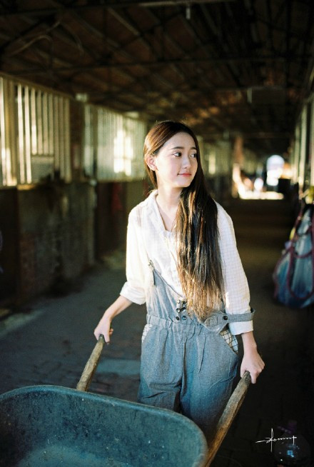 Với vẻ đẹp trong sáng, nhẹ nhàng, khuôn mặt thanh tú của cô nàng chăn ngựa đã khiến cho bao chàng trai phải điêu đứng.