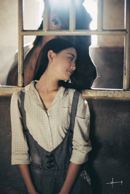 Chính bởi vậy, bộ ảnh nhận được nhiều hơn sự quan tâm, yêu thích của dân mạng và còn được ví với cái tên "hot girl nông thôn".