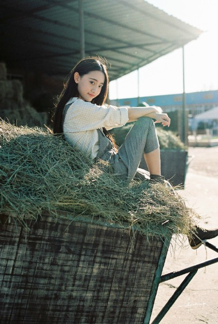 Một điều đặc biệt nữa là danh tính của cô gái vẫn chưa tìm ra. Người ta phỏng đoán đây có thể là một nữ sinh của một trường nghệ thuật. Nhưng nhiều người lại cho rằng cô nàng này đích thị là một cô thôn nữ thật.