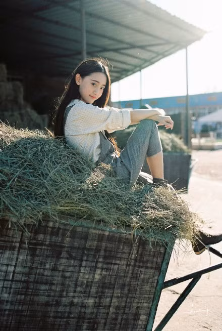 Một điều đặc biệt nữa là danh tính của cô gái vẫn chưa tìm ra. Người ta phỏng đoán đây có thể là một nữ sinh của một trường nghệ thuật. Nhưng nhiều người lại cho rằng cô nàng này đích thị là một cô thôn nữ thật.