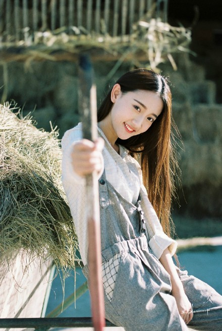 thông tin của cô nàng vẫn còn khá khan hiếm và mọi dân mạng Trung Quốc đang coi cô gái này là một ẩn số cần phải truy tìm ráo riết.