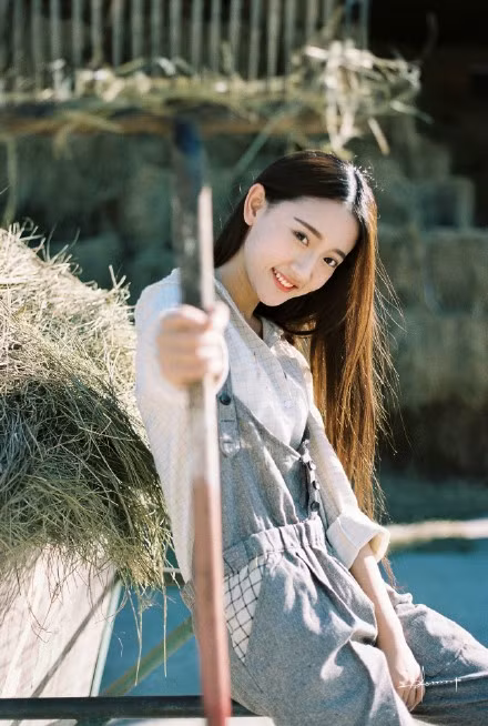 thông tin của cô nàng vẫn còn khá khan hiếm và mọi dân mạng Trung Quốc đang coi cô gái này là một ẩn số cần phải truy tìm ráo riết.