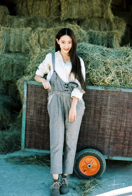 Bối cảnh của bộ ảnh được chụp tại một vùng quê của Trung Quốc, càng tô đậm thêm vẻ xinh xắn của cô gái.