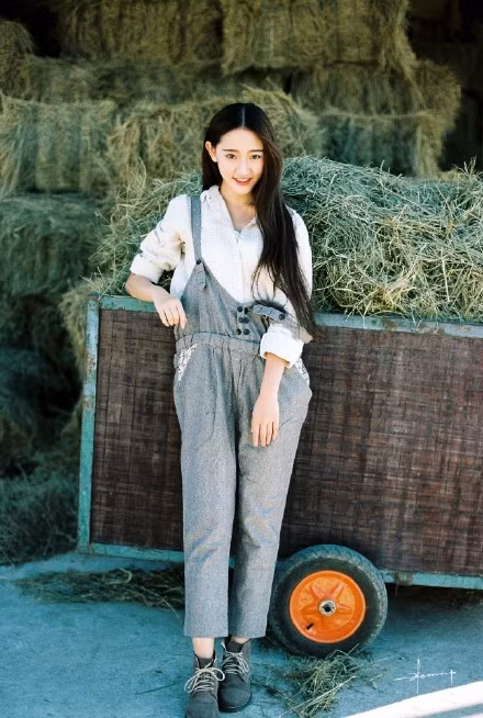 Bối cảnh của bộ ảnh được chụp tại một vùng quê của Trung Quốc, càng tô đậm thêm vẻ xinh xắn của cô gái.