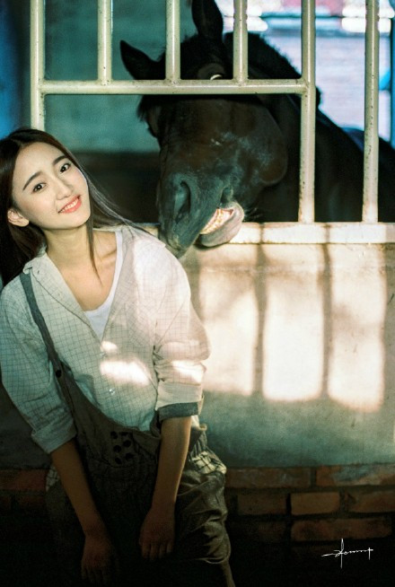 Không cầu kỳ phô trương với trang phục, kiểu dáng, cô gái nông thôn này đã chinh phục người xem bằng những gì chân thật nhất.