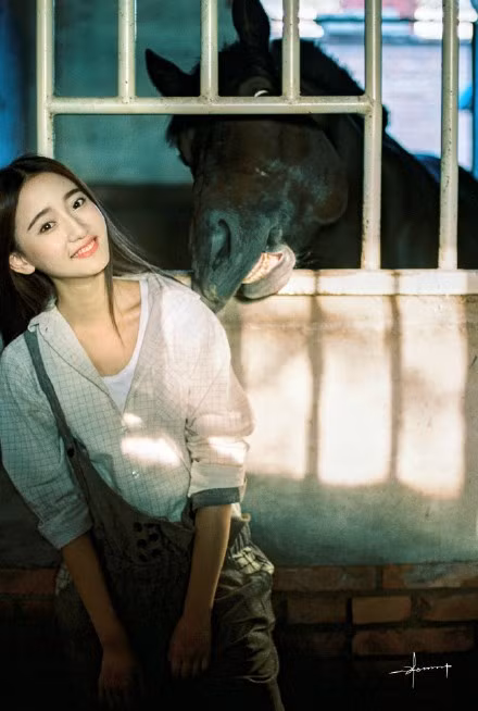 Không cầu kỳ phô trương với trang phục, kiểu dáng, cô gái nông thôn này đã chinh phục người xem bằng những gì chân thật nhất.