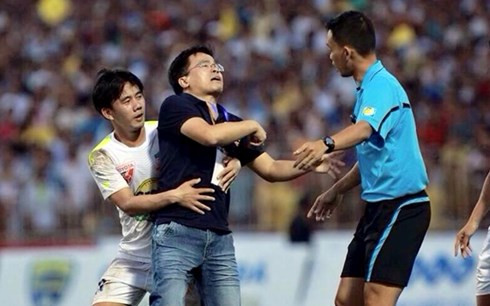 Sau tình huống gây tranh cãi ở bàn thắng thứ 2 này của Thanh Hóa mà Trưởng Đoàn bóng đá HAGL đã lao vào sân và ý kiến với trọng tài. Sau đó ông này đã bị đuổi khỏi sân và thêm vào đó là HAGL nhận án phạt kép từ VPF.