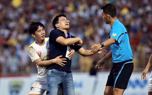 Sau tình huống gây tranh cãi ở bàn thắng thứ 2 này của Thanh Hóa mà Trưởng Đoàn bóng đá HAGL đã lao vào sân và ý kiến với trọng tài. Sau đó ông này đã bị đuổi khỏi sân và thêm vào đó là HAGL nhận án phạt kép từ VPF.