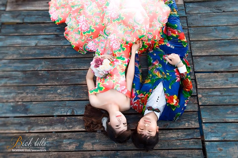 Ảnh cưới cũng được chế theo phong cách chăn con công.