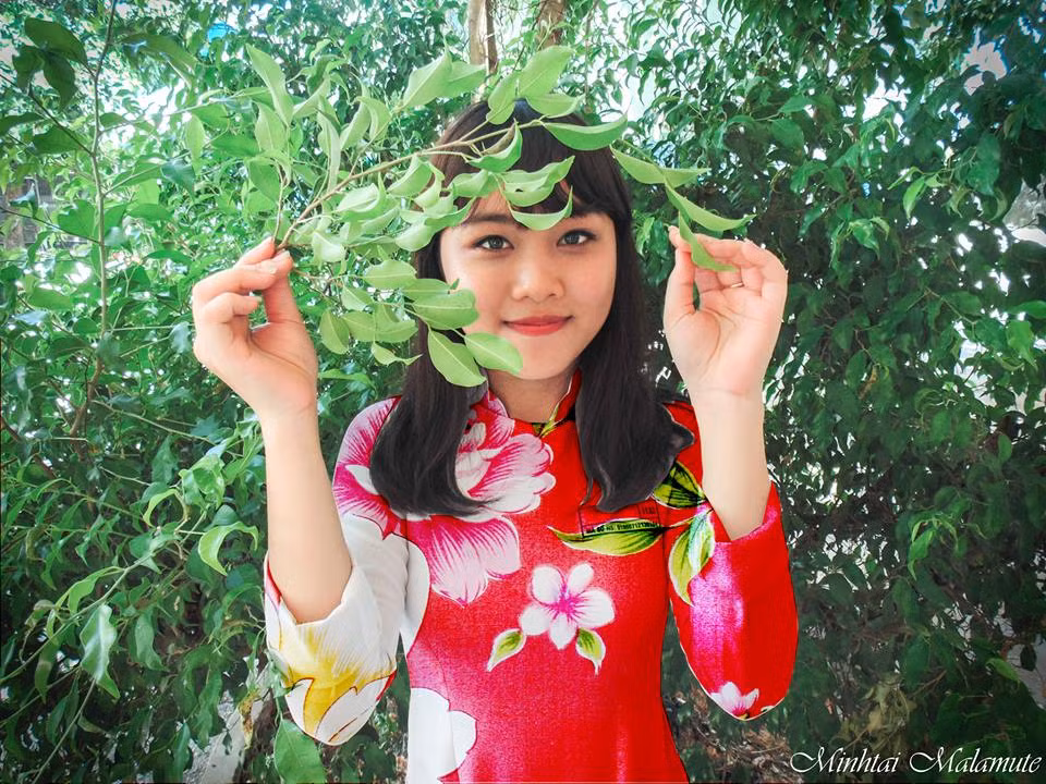 Chia sẻ với PV, Đ.P - thành viên của một group chuyên về nhiếp ảnh cho biết: "Để tạo nên một bức ảnh chế theo phong cách chăn con công không hề đơn giản. Đầu tiên bạn phải là người sử dụng tương đối thành thạo phần mềm chỉnh sửa photoshop và sau đó bạn phải căn chỉnh sao cho hợp lý với những trang phục mình đang mặc".