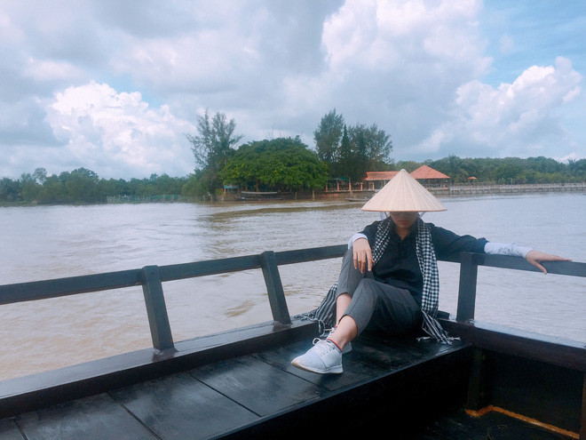 Nữ biên tập viên đội nón lá đi muôn nơi được nhắc tới có tên đầy đủ là Trầm Hồng Ngọc (SN 1992), hiện cô bạn này đang công tác tại truyền hình tại Trà Vinh.