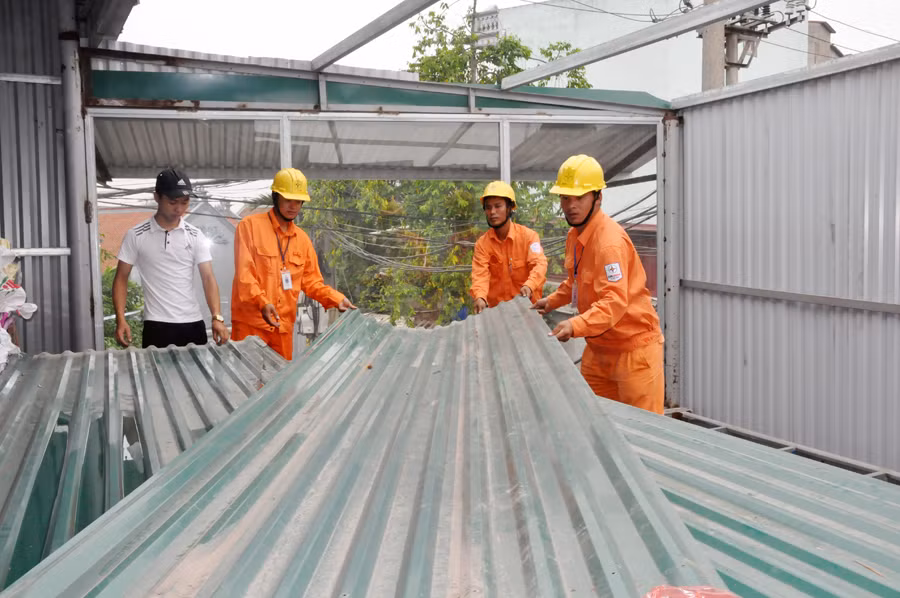 EVN HANOI voi cong tac dam bao an toan dien mua bao-Hinh-2