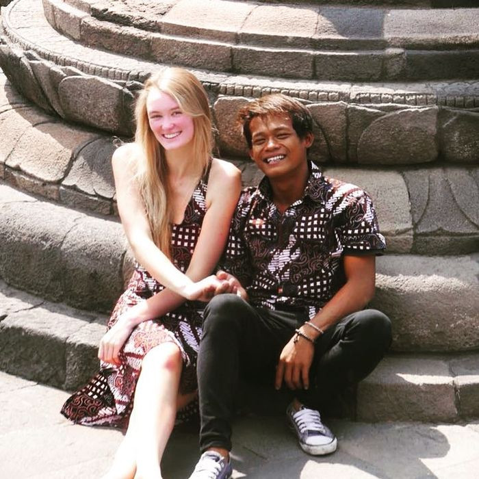 Tuy nhiên, vượt qua những dị nghị, những lời đàm tiếu, cặp đôi ngày càng gắn bó, bền chặt hơn. Bên cạnh đó, Polly cũng đã quyết định chuyển sang đạo Hồi 6 tháng trước khi cưới vì cô thực sự muốn gắn bó với Karna.