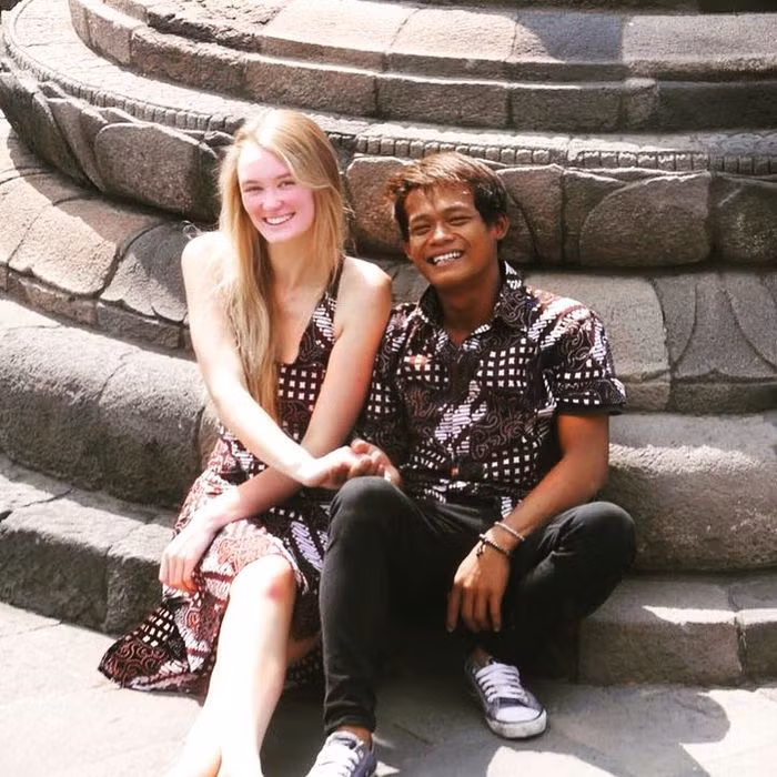 Tuy nhiên, vượt qua những dị nghị, những lời đàm tiếu, cặp đôi ngày càng gắn bó, bền chặt hơn. Bên cạnh đó, Polly cũng đã quyết định chuyển sang đạo Hồi 6 tháng trước khi cưới vì cô thực sự muốn gắn bó với Karna.